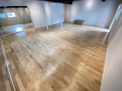ダンススタジオの床に適したカバ材の施工事例｜カバ90