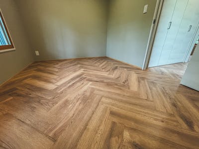 別荘のリフォーム 施工事例｜KRONOTEX ラミネートフローリング HERRINGBONE D4764