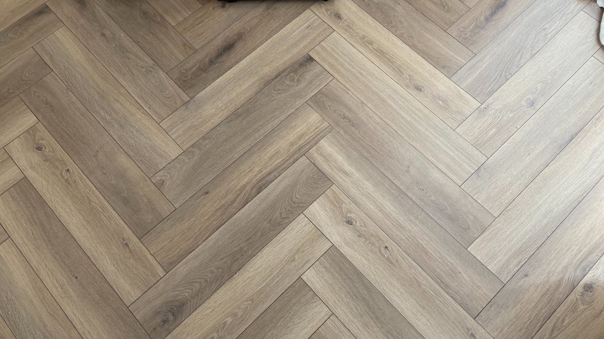 ラミネートフロアKRONOTEX|HERRINGBONE D 3766の写真
