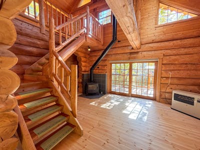 ログハウス床張替え施工事例｜パインフローリング