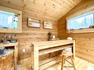 ログハウスの施工事例|パインフローリング・羽目板