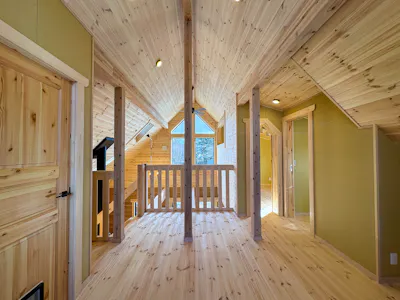 新築ログハウスの施工事例｜レッドパイン Aグレード 床用・羽目板