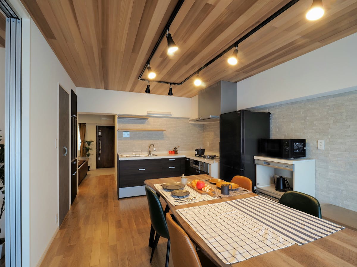 オーク90セレクト・レッドシダー羽目板のリビング写真