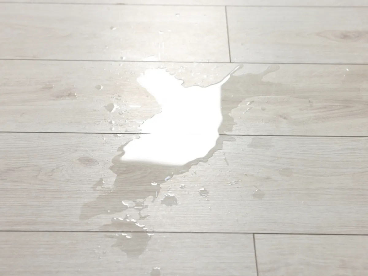 フローリング　水