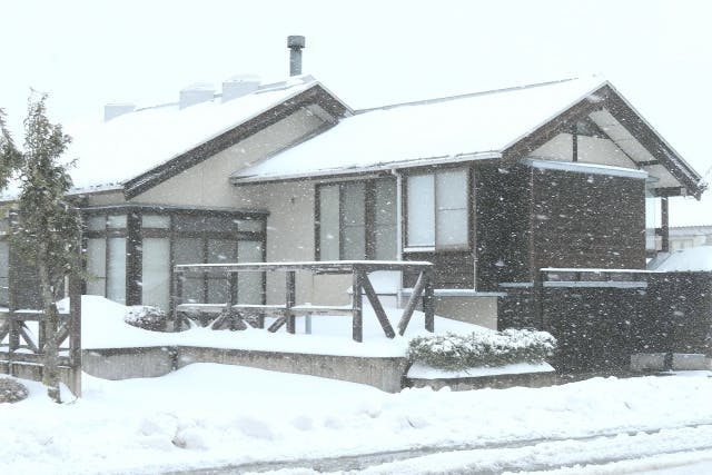 雪の降る家